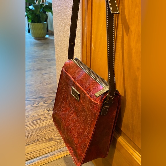 FOSSIL RELIC Burgundy Red Paisley Embossed Faux Leather Hobo Crossbody Bag Purse - Picture 4 of 9